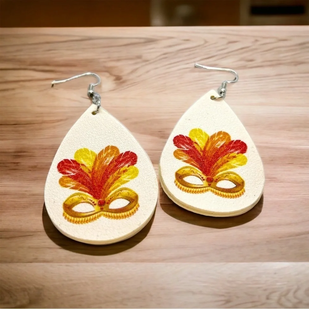 🎭 Catch the Festive Spirit with Our NWT Mardi Gras Mask Dangle Earrings! 🎭